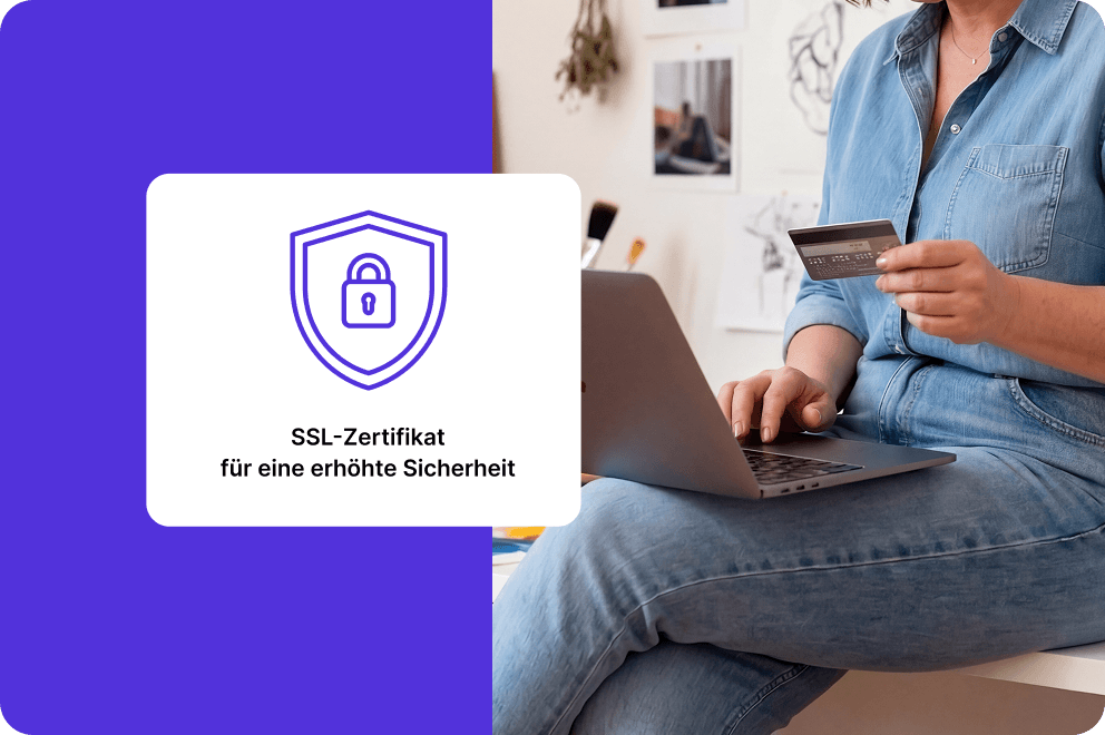 Person im türkisen Oberteil nutzt Laptop und Kreditkarte sicher auf deiner Website dank SSL-Zertifikat.
