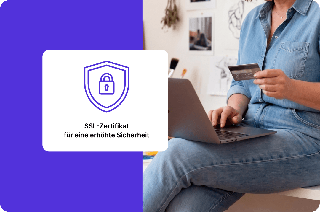Person im türkisen Oberteil nutzt Laptop und Kreditkarte sicher auf deiner Website dank SSL-Zertifikat.